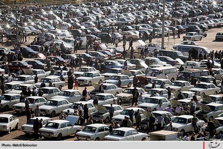 رئیس اتحادیه نمایشگاه‌داران و فروشندگان اتومبیل مشهد گفت: بااینکه فعالیت برخی از نمایشگاه‌داران از دو روز گذشته در مشهد آغاز شده است، متأسفانه آن خواب و رکودی که از چند ماه پیش بر بازار خودرو حاکم بود همچنان ادامه دارد.