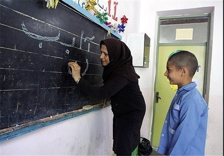 معاون وزیر و رئیس سازمان آموزش و پرورش استثنایی گفت: سال آینده با ۴ هزار و ۵۹۰ معلم خاص، ۲ هزار و ۳۷۲ معلم رابط، ۳ هزار و ۸۶۲ نیروی توانبخشی و ۹۱۳ نیروی مراکز اختلالات یادگیری کمبود داریم که امید است با برنامه‌ریزی‌های انجام شده این کمبود‌ها مرتفع شود.