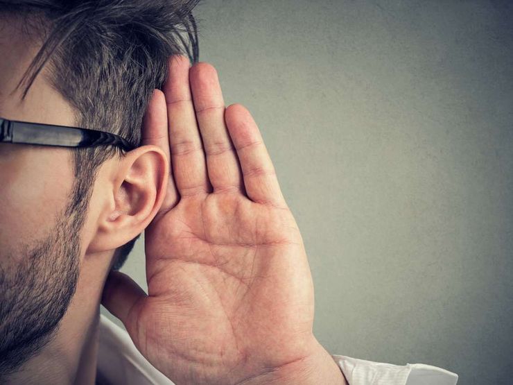طی هفته‌های گذشته، گروه‌هایی از ناشنوایان نسبت به وضعیت اطلاع‌رسانی صدا وسیما درباره ویروس کرونا برای همقطاران خود اعتراض داشتند. آن‌ها معترضند که به خوبی افراد شنوا در جریان اخبار شیوع کرونا قرار نمی‌گیرند و حق طبیعی آن‌ها نادیده گرفته شده است.