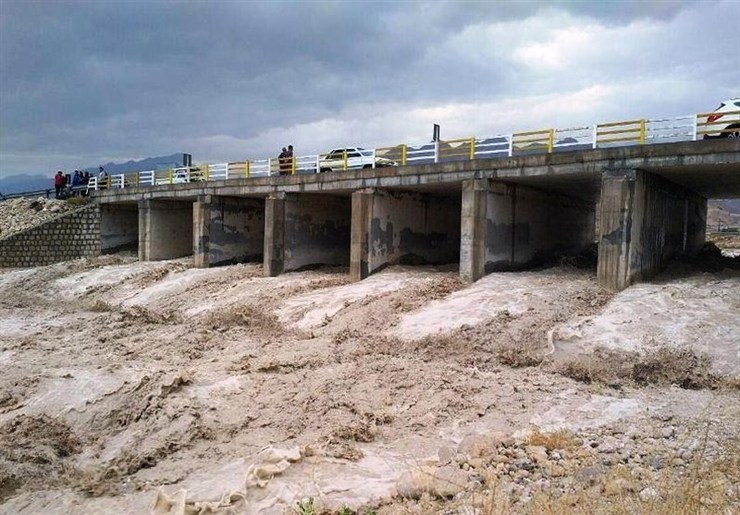 سال پیش، همین مواقع، به جای افکار کرونایی، بعضی از شهرها غرق در آب بودند؛ سیلی ناگهانی در روزهای ابتدایی سال ۲۵ استان را در سرتاسر ایران فراگرفته بود.