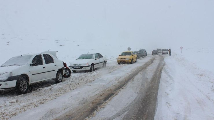 جاده‌های کوهستانی خراسان‌رضوی برفی است