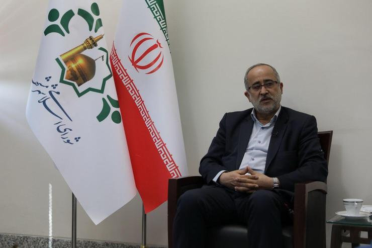 حیدری را تا پیش از این تنها در صحن علنی شورا دیده بودم؛ مردی که بر موضوعات شهری تسلط ویژه‌ای دارد و به تمام معنا شورای پنجم را مدیریت می‌کند. پس از هر جلسه صحن علنی نیز صبورانه پاسخ‌گوی سؤالات خبرنگاران است.