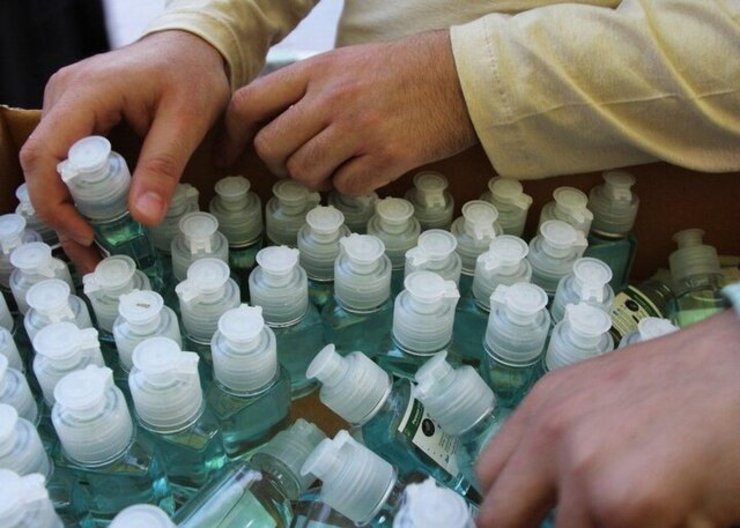 رییس شعبه سیار تعزیرات حکومتی خراسان رضوی گفت: کارگاه تولید ژل ضدعفونی‌کننده تقلبی در مشهد تعطیل و مهر و موم شد.