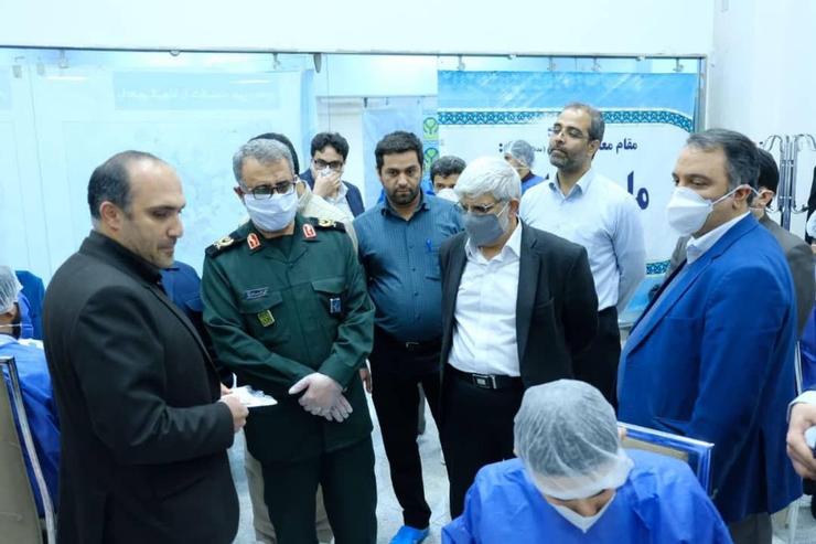 جمعی از مسئولان شهری و نظامی از کارگاه‌های تولید ماسک بهداشتی شهرداری مشهد بازدید کردند.
