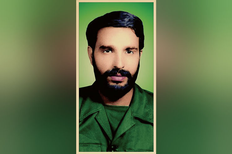 حسین هرمزی سال ۴۴ در روستای محمدآباد کاشمر به دنیا آمد. پس از پیروزی انقلاب اسلامی و با شروع جنگ تحمیلی به جبهه رفت و از اواخر سال ۶۳ به واحد تخریب سپاه پاسداران پیوست.