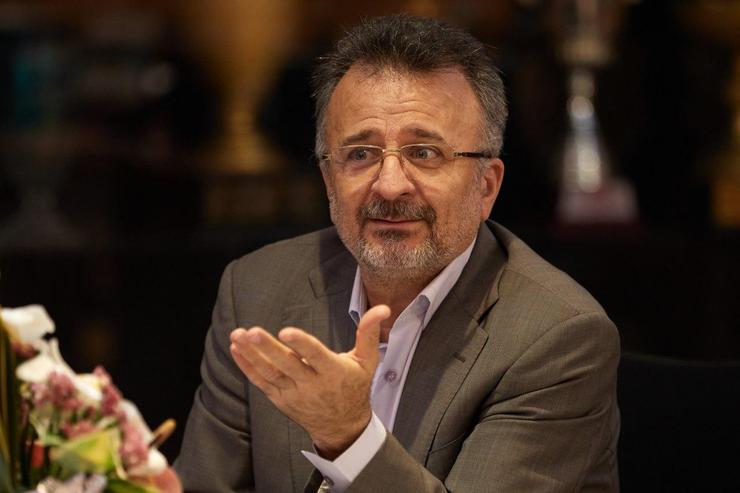 رئیس فدراسیون والیبال معتقد است که تیم ملی با آلکنو برای میدان جنگ آماده می‌شود. داورزنی می‌گوید قرارداد آلکنو را با ارز آزاد و بدون کمک دولت پرداخت می‌کنند.