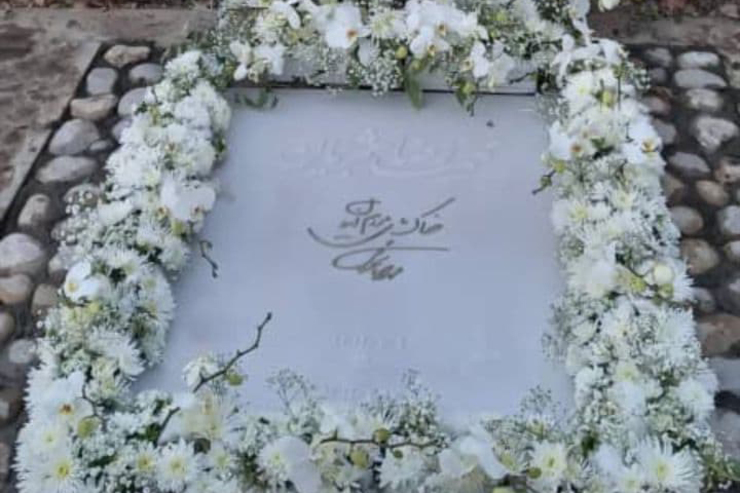 همایون شجریان با انتشار عکسی در صفحه اینستاگرام خود از نصب سنگ آرامگاه استاد شجریان خبر داد.