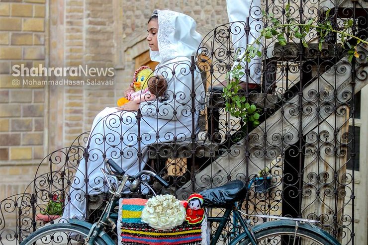 خاطرات دختربچه‌هایی با جثه‌های ظریف که گاهی با زور و گاهی با تطمیع خانواده و رویای لباس سپید عروسی، از آغوش دنیای کودکی، گرفته می‌شوند. دخترکانی که به‌جای داشتن عروسک، جسم و سرنوشتشان به عروسکی در دست بزرگ‌تر‌ها تبدیل می‌شود.