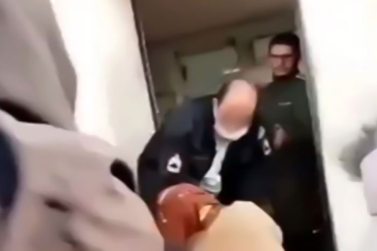 در پی انتشار ویدئویی از محل مراجعات مردمی اردوگاه عسگر آباد شهرستان پیشوا، سردار کیومرث عزیزی چهارشنبه شب با صدور دستور ویژه، بر بررسی دقیق و سریع اتفاق رخ داده در این اردوگاه تأکید کرد.