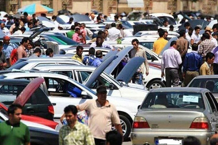 در حالی که پس از افزایش درخور توجه قیمت انواع خودرو، شاهد روند نزولی قیمت‌ها در بازار بودیم، اما هفته گذشته شورای رقابت در فرمول قیمت‌گذاری خودرو بازنگری کرد و با حذف نرخ تورم، قیمت بازار را با فرمول تعیین قیمت جایگزین کرد که این اقدام بازار خودرو را تحت تاثیر قرارداد.