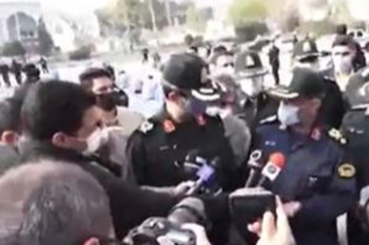 جانشین فرمانده ناجا در جمع مأموران پلیس و خبرنگاران گفت: اگر در صحنه درگیری، متهم قمه در دست داشت، باید قلم پایش را بشکنید و دستش را شکسته ببینیم. متهم حقوقی دارد تا زمانی که تحویل قانون داده شود و حقوق دیگران را رعایت کند. همین که زنده مانده ...