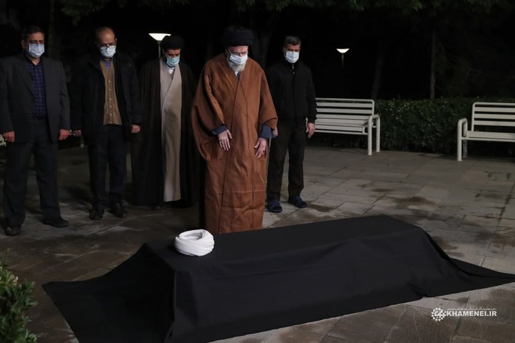 سحرگاه امروز، رهبر انقلاب در بیت رهبری بر پیکر آیت الله مصباح یزدی نماز خواندند.