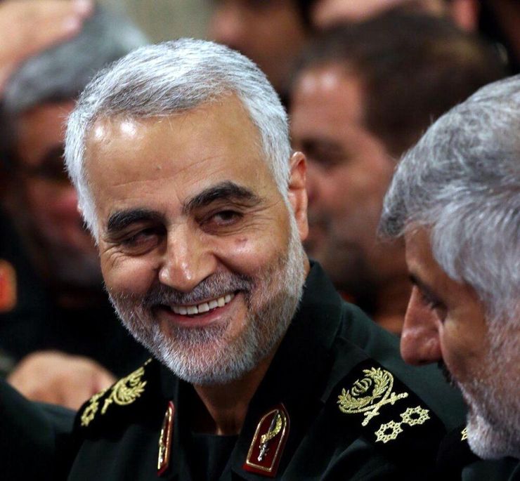 دو همرزم سردار شهید حاج قاسم سلیمانی از او سخن می‌گویند. از عشق، شرافت و شهادت؛ چیزهایی که مکتب سردار دل‌ها را شکل داد. مکتبی برای همه انسان‌ها.