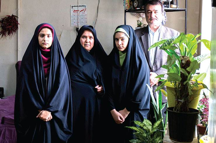 خواهران دلقوی که از کودکی مقالات دانشجویی ترجمه می‌کردند در بزرگسالی راهنمای گردشگران شدند
