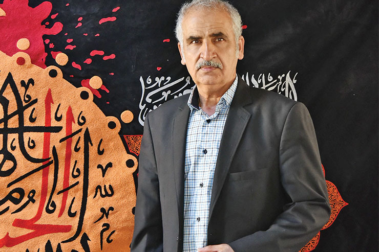چرا پرچم دوز ماهر و قدیمی بازار رضا تا به امروز به کار کم درآمدش ادامه داده است؟