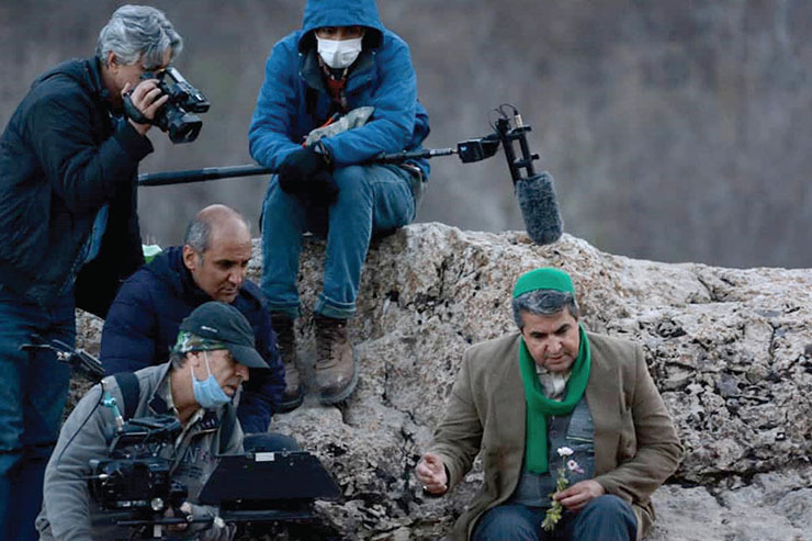 در حالی که علی مسعودی در محله پنجتن مشهد در حال ساختن سریال طنز «هشت‌آباد» برای نوروز ۱۴۰۰ است، حسن حج‌گذار نیز در روستای محل تولدش، اخلمد، با قصه طنزآمیز و پرماجرای دیگری، «المپیادی‌ها» را می‌سازد تا دو کارگردان مشهدی، بیش از پیش عرق خود را با نمایش فضا‌های نوستالژیک، سنت‌ها و دوستی‌ها در زادگاهشان به تصویر بکشند.