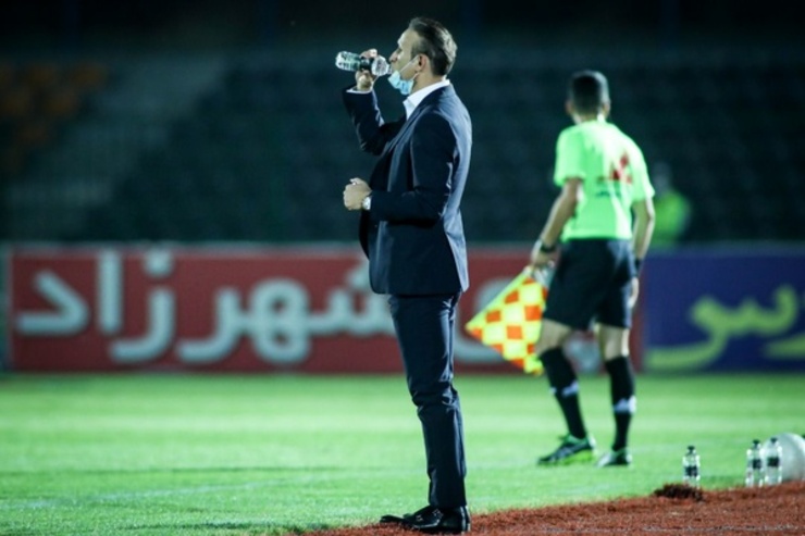 سرمربی پرسپولیس اقدام عجیبی درباره مدافع تیمش انجام داد.