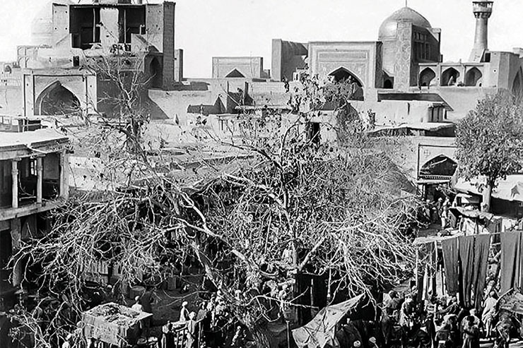 بست و بست‌نشینی در تاریخ مشهد قدیم مفهومی سنتی بر پایه اعتقادات مردم بوده است. به باور خیلی‌ها، بست به مکان‌های خاصی گفته می‌شود، اما در فرهنگ‌های لغت به حریم امنی گفته شده است که انسان در پناه آن از تعرض مصون می‌ماند.