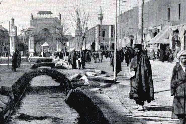 به شهادت خاطرات قدیمی‌های مشهد، جوب آب خیابان انگار یک نشانه بی ابتدا و انتهاست؛ آبی که معلوم نیست از کجا آغاز می‌شود یا اگر معلوم است، متصل به یک منبع تمام نشدنی فرض می‌شود.