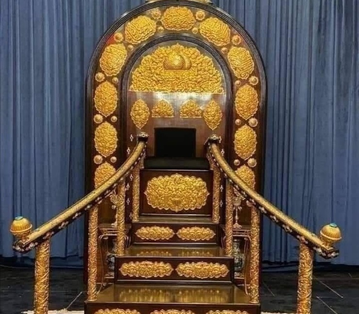 طی روز‌های اخیر تصاویری از منبر طلایی در کاظمین منتشر شده که باعث خشم کاربران شده‌است. مقتدی صدر رهبر جریان صدر، خواستار جمع شدن این منبر و توزیع پول فروش آن میان فقرا شد.