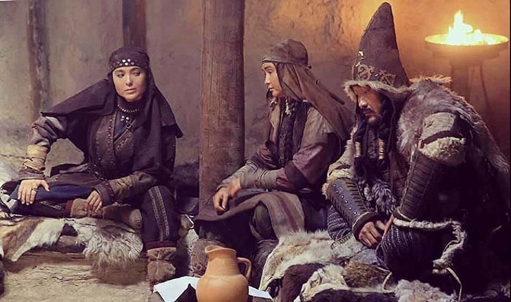 فیلم قزاقی «تومیریس» چند وقتی است در قزاقستان اکران شده است. فیلم درباره زنی به‌نام تومیریس از قبایل عشایری سَکاها، ایرانیان کوچ‌نشین ساکن شرق دریای خزر، است که ۲۵۰۰سال قبل در سرزمین قزاقستان امروزی با کورش کبیر می‌جنگند و او را به قتل می‌رسانند!
