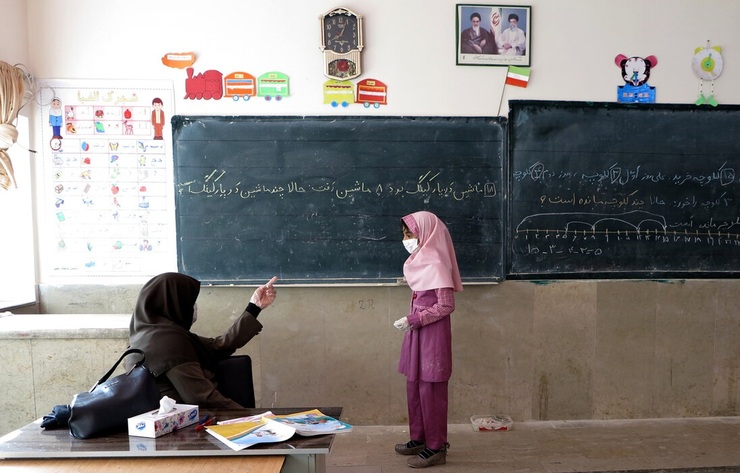 مدارس نیز بعد از ۴ ماه دوری از دانش‌آموزان، قرار است به‌زودی در شرایط آبی کرونا چشم به دیدار بچه‌ها تازه کنند! دیداری که این روز‌ها زمزمه آن نگرانی‌هایی را برای والدین و معلمان به وجود آورده است.
