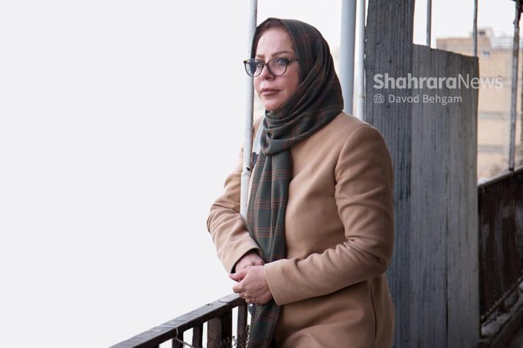 خدیجه نیسی مستندساز ۴۶ ساله اصالتا اهوازی است که حالا شش سال از سکونتش در شهر مشهد می‌گذرد. او به دلیل پیوند‌هایی که با این مردم دارد تصمیم به ساخت مستندی هویتی از مردم این نقطه از شهر می‌گیرد.  هنوز یک روز از پایان ساخت این مستند بیشتر نمی‌گذرد که تصمیم می‌گیریم به همین بهانه گفت‌وگویی با او داشته باشیم.