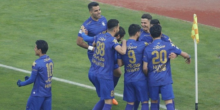 استقلال موفق شد با تک گل ارسلان مطهری در نیمه نخست دربی پایتخت برنده باشد.