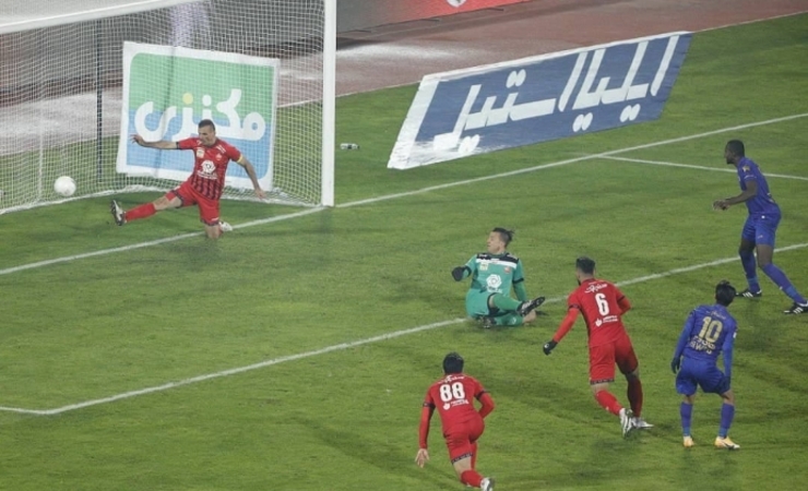 دیدار تیم‌های استقلال و پرسپولیس از هفته هشتم لیگ برتر با تساوی ۲بر ۲ به پایان رسید. گل های استقلال را مهدی قائدی و ارسلان مطهری و گل های پرسپولیس را مهدی عبدی و وحید امیری به ثمر رساندند تا دیدار دو تیم با تقسیم امتیازات به پایان برسد.
