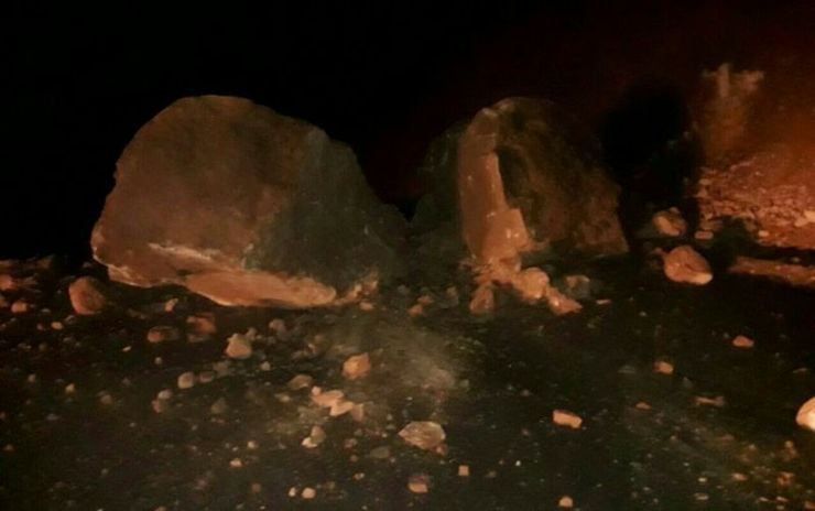 سخنگوی سازمان اورژانس کشور گفت: ۲ نفر بر اثر ریزش سنگ از کوه در پی زلزله سفیدسنگ فوت کردند.