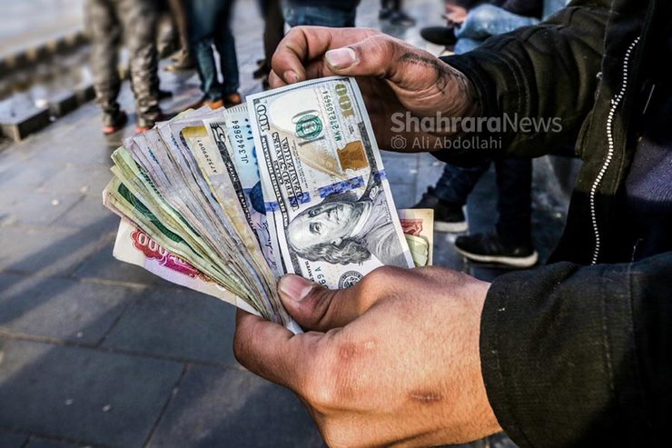 اگر تصور می‌کنید خیابان امام خمینی پاتوق همگانی برای فروش دلار است در اشتباهید. گزارشی از ۱۰ روز حضور خبرنگار شهرآرانیوز در میان دلالان ارز را بخوانید.