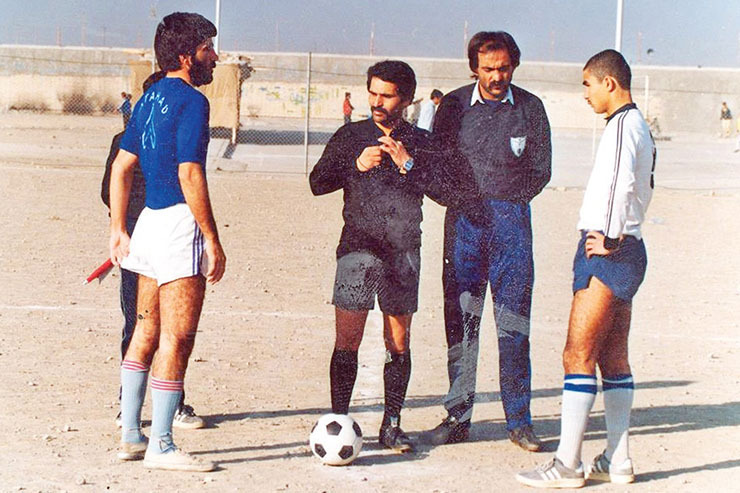 عکسی از برگزاری مسابقات فوتبال در زمین‌های خاکی مشهد- اتفاقی که در دهه ۶۰ کاملا مرسوم بود و مسابقات زیادی با ابتکار خود شهروندان در محلات مختلف شهر برگزار می‌شد. در این عکس عباس آریک و حسن اکبرنژاد در ابتدای یک مسابقه که در زمین شهرک شهید بهشتی برگزارشده دیده می‌شوند.

عکس از آلبوم عباس آریک