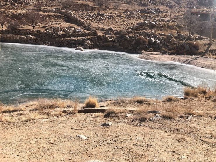 ۲ نفر از دانشجویان اردکان یزد که برای تفریح به بند یخ زده «تل زرد» روستای طزرجان شهرستان تفت رفته بودند بر اثر شکستن یخ، در آب غرق و فوت کردند.