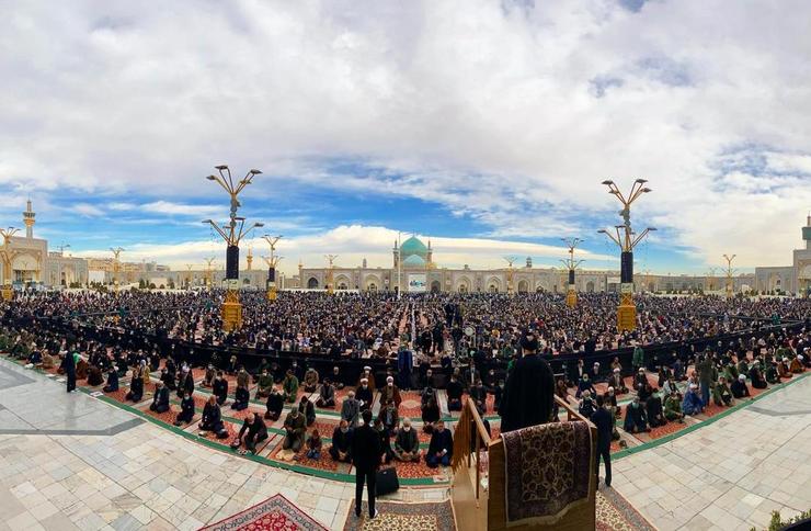 نمازجمعه ۲۶ دی‌ماه مشهد مقدس با رعایت دستور‌العمل‌های بهداشتی در صحن جامع رضوی پس از ۴۵ هفته تعطیلی برگزار شد.