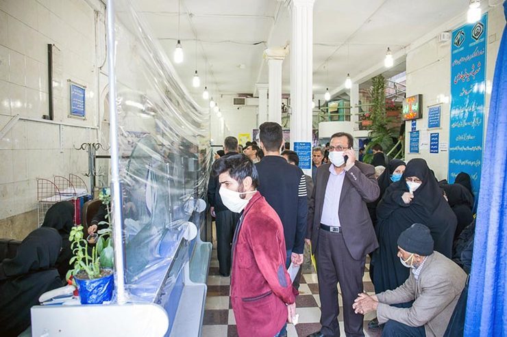 بیشتر مراجعان برای تعویض یا تمدید دفترچه بیمه آمده‌اند. در این میان پیرمرد و پیرزن‌هایی هم هستند که به‌دنبال دریافت خدمات دیگر مانند فیش حقوقی آمده‌اند، اما مشکل ۹۹ درصد مراجعان تمدید یا تعویض دفترچه تأمین اجتماعی است. تعویضی که در این صفوف طویل یک پرس کرونا را هم برای مراجعه‌کنندگان به ارمغان می‌آورد!