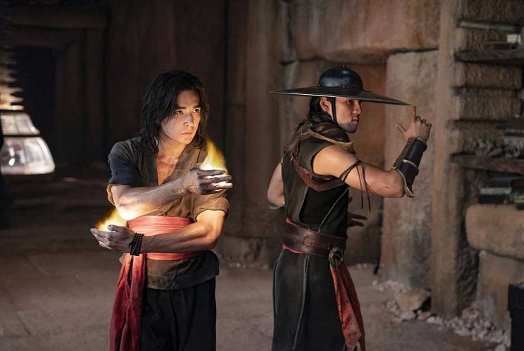 فیلم Mortal Kombat در تاریخ ۱۶ آوریل (۲۷ فروردین ۱۴۰۰) اکران می‌شود و بالاخره برادران وارنر اولین تصاویر از این اثر را منتشر کرد.