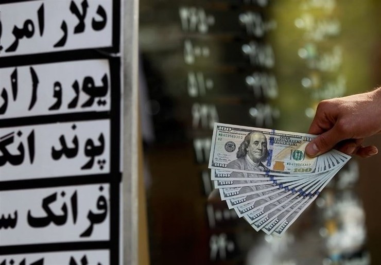 ریزش قیمت ارز که از اواخر هفته گذشته آغاز شده درحالی همچنان ادامه دارد که فعالان این بازار می‌گویند: مردم و بازاری‌ها در انتظار کاهش بیشتر قیمت ارز هستند. در این بین وعده رئیس جمهور که گفته است تصمیم گرفتیم قیمت دلار را پایین بیاوریم، بی‌تأثیر نیست.
