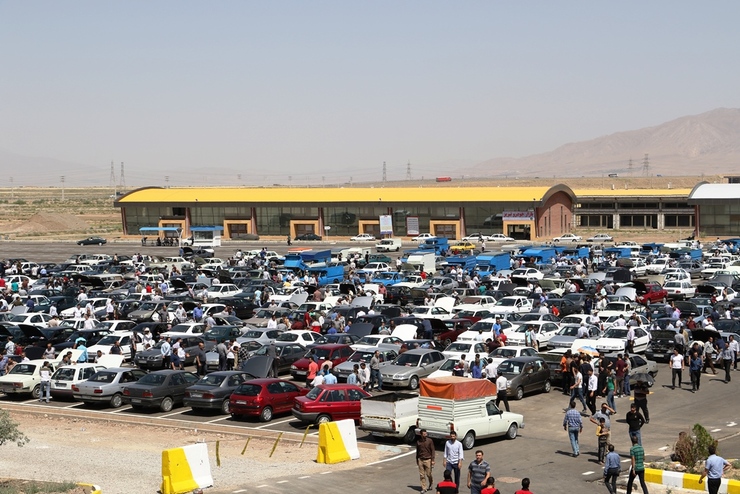 هفته گذشته درج قیمت‌ خودروها پس از چند ماه در پلت‌فرم‌های اینترنتی ثبت آگهی مجاز شد. این در حالی است که برخی مسئولان همچنان از تصمیم خود مبنی بر حذف دستوری قیمت‌ها از این وب‌سایت‌ها حمایت کردند. کارشناسان اما نظرهای متفاوتی دارند و از بازگشت امکان درج قیمت استقبال می‌کنند.