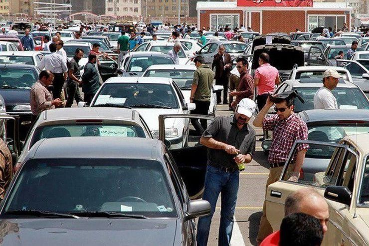  با وجود کاهش ۳ تا ۵۵ میلیون تومانی قیمت برخی خودرو‌های داخلی نسبت به هفته گذشته، ورود نرخ دلار به کانال ۲۲ هزار تومان و انتظار مشتریان برای کاهش بیشتر قیمت‌ها، موجب قفل شدن بازار و توقف معاملات خودرو در آغاز هفته جاری شد.