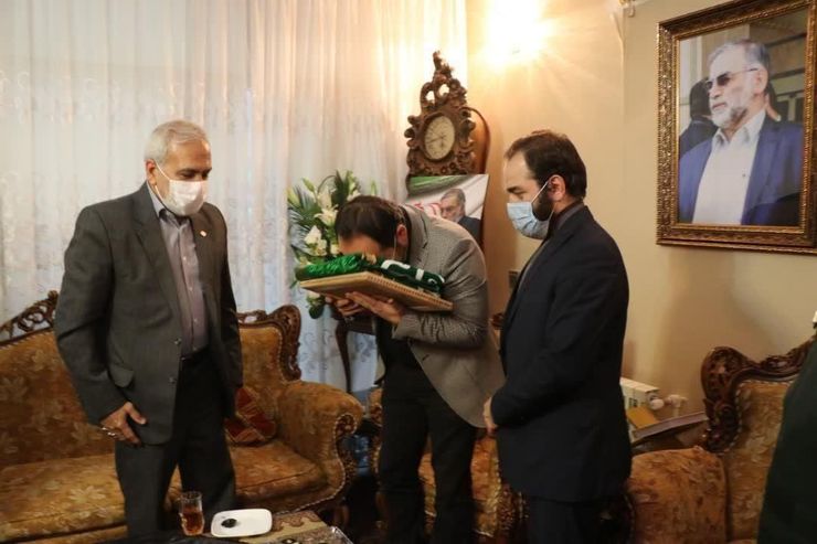پرچم متبرک بارگاه حضرت ثامن الحجج (ع) از طرف تولیت آستان مقدس رضوی به خانواده دانشمند شهید دکتر محسن فخری زاده اهدا شد.