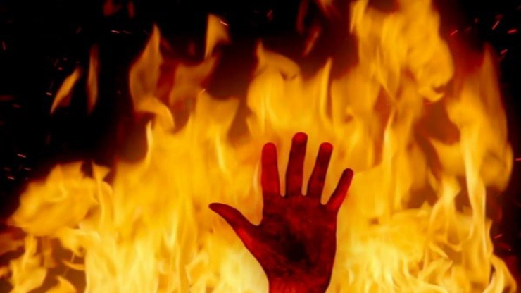 سه‌شنبه ۲ دی ماه ساعت ۱۲ ظهر صدای نزاع و درگیری در میدان ملت، مردم را به جلوی در ورودی یک خانه کشاند. در یک لحظه مرد تهرانی خودش را جلوی چشم همه زنده زنده آتش زد و خودسوزی کرد.