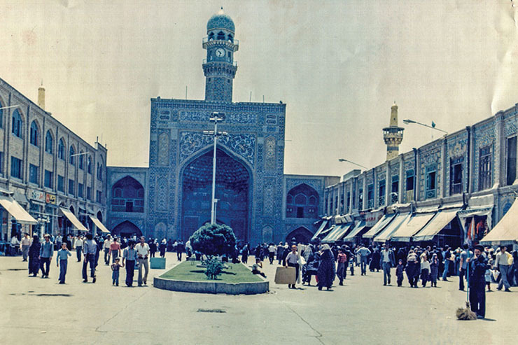 «خیابان» مسیری میان دو دروازه است؛ دروازه قوچان و سرخس. به گواه تاریخ هم همواره حدفاصل میان دروازه غربی تا حرم‌مطهر را «بالاخیابان» و حدفاصل حرم تا دروازه شرقی را «پایین‌خیابان» می‌خوانده‌اند؛