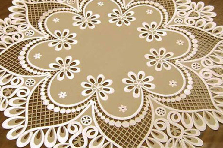 دوخت‌های ساده تری هم داریم که یادگیری و اجرای آن‌ها زمان بر نیست و مهارت خاصی نمی‌خواهد مانند دوخت دستمال، روبالشتی، رومیزی، کوسن، سجاده و جانماز. خوبی این نوع از لوازم این است که می‌توان برای درست کردن آن‌ها حتی از هنر‌های جایگزین دوخت ودوز هم استفاده کرد بدون آنکه نیازی به صرف هزینه زیاد باشد.