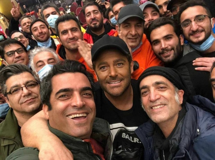 سلفی منوچهر هادی و محمدرضا گلزار با عوامل سریال گیسو (عاشقانه۲) بدون روعایت پروتکل‌های بهداشتی و در شرایط کرونایی حاشیه‌ساز شد.