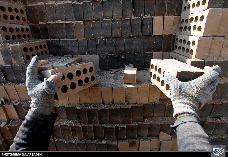 کارگران ساختمانی سهم ناچیزی از قوانین حمایتی دولت دارند. کرونا، رکود اقتصادی و فصل بیکاری این قشر، کمک و توجه دولت‌مردان را بیشتر می‌طلبد.