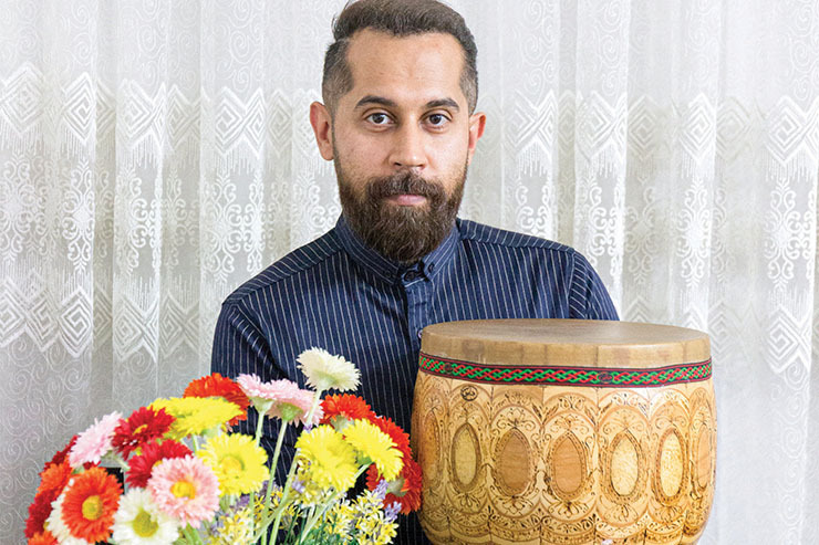 گفتگو با میلاد زعفرانی‌راد که از نوازندگان خوب منطقه‌مان است و از نه‌سالگی کنار دست استادان بزرگ موسیقی مشق عشق می‌کند، یازده‌سالگی رتبه برتر تک‌نوازی در جشنواره مسابقات دهه فجر را کسب می‌کند و امروز در کسوت یکی از بهترین نوازنده‌های ساز‌های کوبه‌ای در استان خراسان، برای شادی دل مردمش ساز می‌زند.