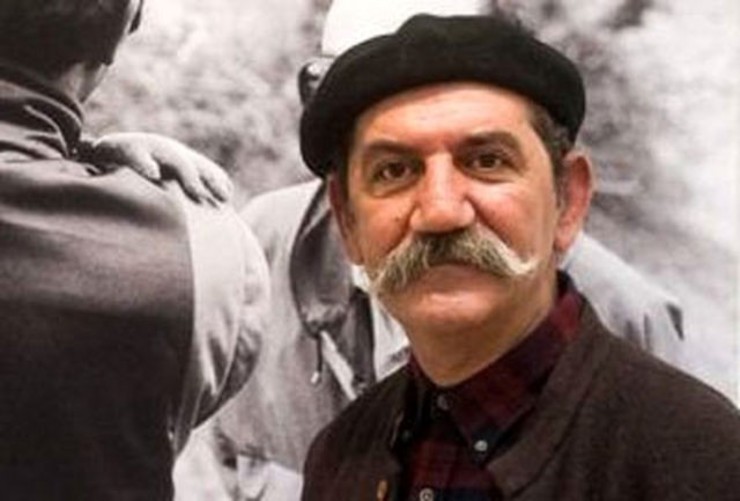 شاید هم حمید جبلی را نه با عروسک‌گردانی و صداپیشگی‌اش، بلکه با عکس غم‌انگیزش در مراسم تشییع دنیا‌فنی‌زاده، عروسک‌گردان کلاه‌قرمزی، به خاطر بیاوریم که با چهره اندوهگینش، ایستاده بود و کلاه‌قرمزی را در آغوش گرفته بود.