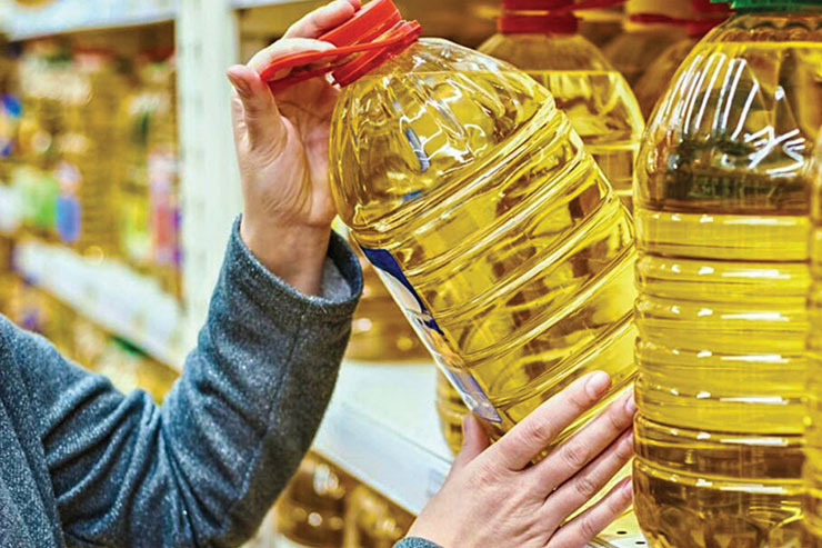 انگار قصه احتکار روغن در گوشه‌وکنار شهر پایان ندارد و دلالان و محتکران به این راحتی‌ها بی‌خیال کالایی که در این روز‌ها حکم طلا را برایشان پیدا کرده است، نمی‌شوند.