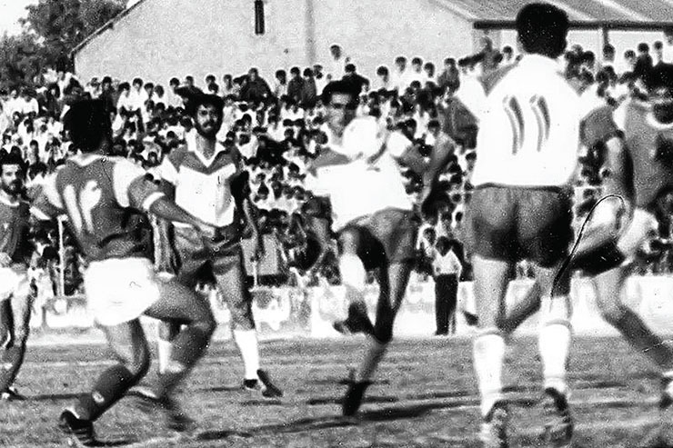نمایی از بازی تیم‌های پیام مشهد و پرسپولیس تهران در ورزشگاه تختی - عکس در اوایل دهه ۷۰ گرفته شده است. در این عکس حسن اصغری درحال ضربه زدن به توپ دیده می‌شود. در اطراف او مرتضی فنونی‌زاده، سعید نعیم‌آبادی و محمدحسن انصاری‌فر از پرسپولیس دیده می‌شوند.

عکس از آلبوم شخصی آقای حسن اصغری