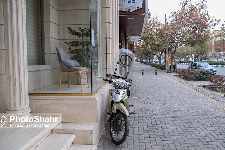 مجازات جایگزینی که برای موتورسوار متخلف در نظر گرفته شده این است که او کاور پلیس را بر تن کند و کمک پلیس سر چهارراه‌ها انجام وظیفه کند.